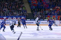 Ruski hokejist v končnici že trikrat zadel s sredine
