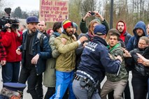 Protestnikom na Viču ni uspelo ustaviti deportacije družine Korba-Sulejman