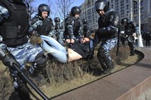 Na najštevilčnejših protestih v zadnjih petih letih v Rusiji aretirali na stotine protestnikov