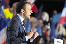 V francoski predsedniški tekmi Macron z rumeno majico, zasledovalci odgovarjajo z ostrimi napadi