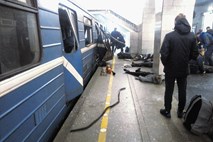 Enajst mrtvih v eksploziji na podzemni železnici v Sankt Peterburgu