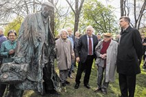 Spomenik Borisu Pahorju: Poklon velikanu  z  logotipom založbe
