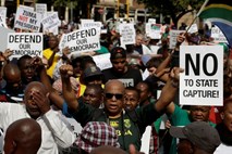 Več deset tisoč Južnoafričanov na ulicah zahteva odstop predsednika Zume