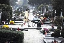 Pokopališča prihodnosti: Ko ti pokojni oče potoži, da ga malce zebe v grobu