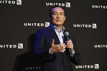 Direktor United Airlines se je le opravičil za nasilno odstranitev potnika z letala