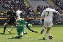 Handanovićev Inter zapravil prednost na mestnem derbiju
