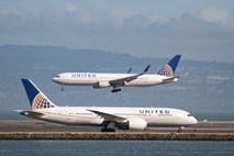 Slabi dnevi za United Airlines: nasilje nad potnikom, škorpijon v kabini in »odstranitev« zaročencev na poti na poroko