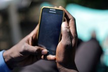 Italijansko sodišče je potrdilo povezavo med uporabo mobilnega telefona in tumorjem