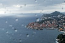 V trku ladje in gumenjaka pri Dubrovniku dva mrtva in več pogrešanih