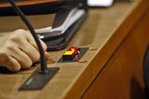 Svetniki izglasovali veto na zakon o vajeništvu, na ministrstvu presenečeni