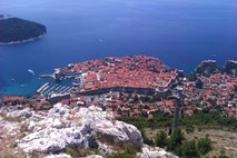 V morju pri Dubrovniku še vedno iščejo pogrešane