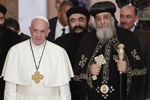 Papež v Egiptu za skupno obsodbo ekstremizma