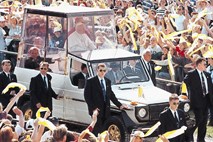 Zgodba papamobila: v preteklosti so papeža po Vatikanu večinoma prenašali s prenosnim stolom