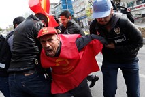 Policija v Istanbulu s solzivcem nad prvomajske protestnike