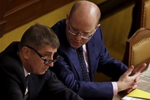 Češki premier po sporu s finančnim ministrom napovedal odstop: »Padla bo vlada«