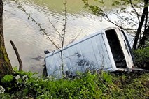 Prometna nesreča: Voznik kombija utonil v  Dravi 