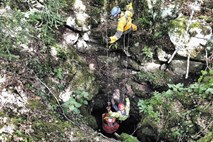 Čudežno preživela: smeti in vejevje omilili 25 metrov globok padec v jamo