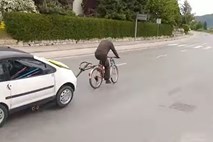 Kaj takega: s kolesom po Ljubljani vlekel avtomobil 