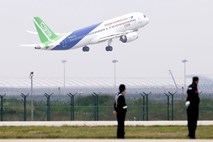 Kitajci spravili v zrak prvo doma narejeno veliko potniško letalo