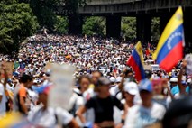 Na tisoče žensk protestiralo proti venezuelskemu predsedniku
