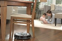 Nova robotska sesalnika iRobot Roomba 890 in 690 prinašata brezžično povezljivost  