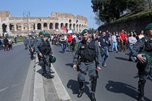 V eksploziji v središču Rima poškodovan avtomobil