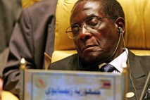 Mugabe med sestanki ne spi, želi »zgolj odpočiti utrujene oči«  