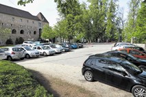 Ljubljanski grad si želi parkirno hišo pod ploščadjo pred gradom