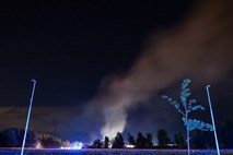 Med gašenjem požara v kemični tovarni na Vrhniki zdravniško pomoč potrebovala dva gasilca, evakuirali nekaj hiš