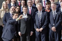 Pol nove francoske vlade  sestavljajo ministri, pol pa ministrice