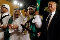 Donald Trump v Savdski Arabiji navdušeno plesal s sabljo v roki