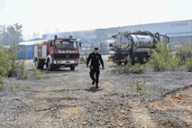 Požar v tovarni Kemis: Ogenj je zajel 456 ton nevarnih odpadkov  