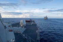 Vojaška ladja ZDA  zaplula v »arbitražne vode«
