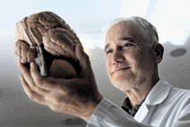 Zvezdan Pirtošek, nevrolog: Pri demenci  ljubljeni človek neusmiljeno izginja