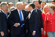 Trump spet vzbuja pozornost iz napačnih razlogov: da bi prišel v prvo vrsto, je odrinil črnogorskega premierja