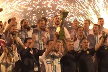 Na tisoče navijačev z nogometaši Rijeke proslavilo naslov prvaka