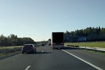 Vinjenemu tovornjakarju, ki je vijugal po avtocesti, denarna kazen in prepoved vožnje v Sloveniji