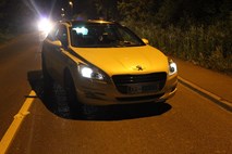 Voznik divjal po Kranju, silovito prehiteval, prevozil več rdečih luči, policistom pa nato skušal pobegniti peš