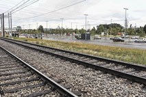 Avgusta predviden začetek urejanja železniških postajališč