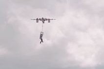 Dron prvič uporabili za skok s padalom