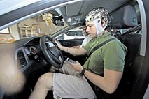 Kako delujejo možgani, ko telefoniramo med vožnjo?