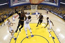 Golden State Warriors še korak bliže slavju: Durant prispeval 33, Curry pa 32 točk