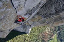 Plezalec prvič v zgodovini brez vrvi preplezal skoraj kilometer najnevarnejše stene na svetu 