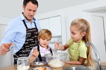Kuhanje z otroki je priložnost za izražanje ustvarjalnosti in zabavo  