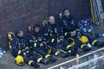 V londonskem požaru umrlo 17 oseb, Mayeva odredila javno preiskavo 