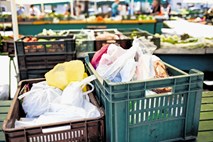 Prepoved brezplačnih plastičnih vrečk še ta mesec