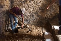 Arheologi na Danskem odkrili tisoč let staro stranišče