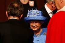Kraljičin klobuk je zasenčil »njen« govor, posredno pa avtorico govora Thereso May