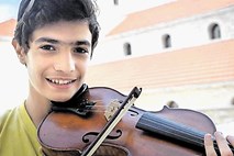Zgodovinska violina za sirijskega begunca