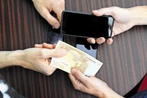 Mobilne telefone plačevala s ponarejenimi dvestotaki